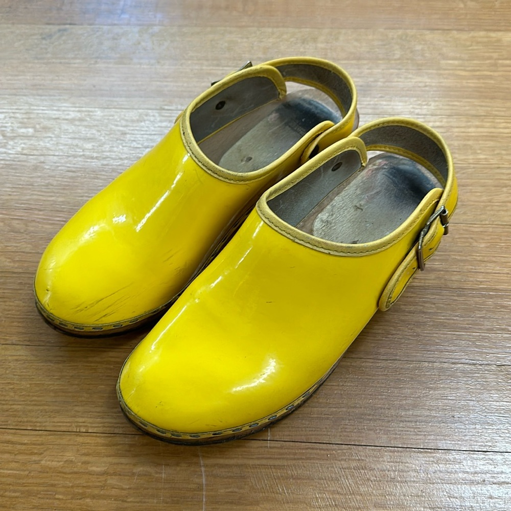Vintage yellow clogs patent leather size 5.5-6